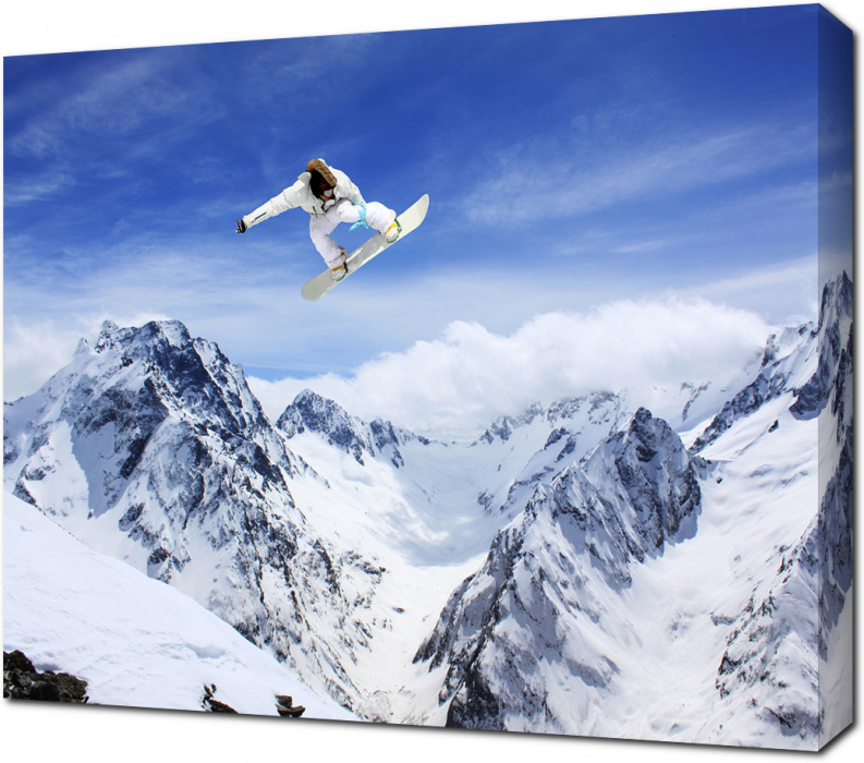 Сноубордист летит над вершинами гор