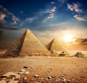 Две пирамиды на закате