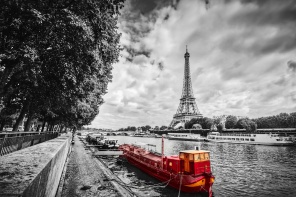 Красный туристический корабль на реке Сена в Париже
