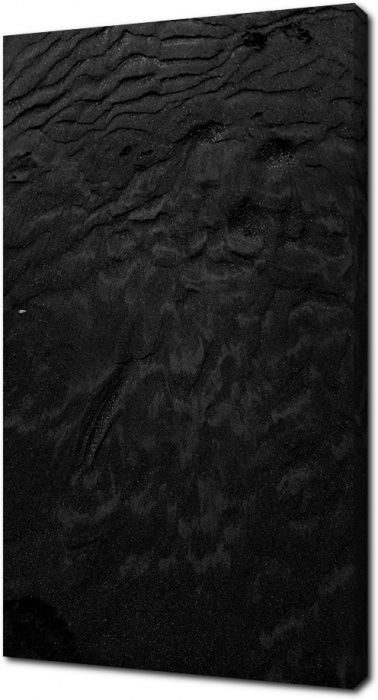 Рельефный черный песок
