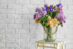 Цветы в вазе в лофт интерьере