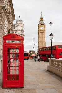 Красная телефонная будка на фоне Биг-Бена. Лондон. Англия