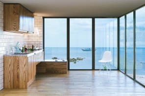 Деревянной интерьер кухни с видом на море