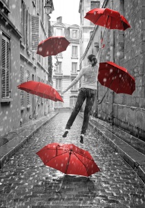 Девушка с красными зонтами летит над землей