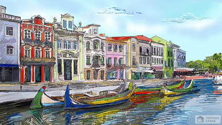 Разноцветные лодки вдоль набережной