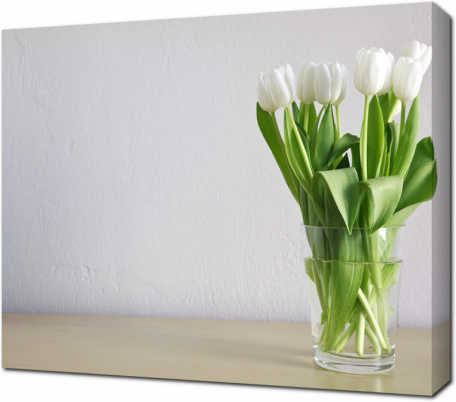 Белоснежные тюльпаны в вазе