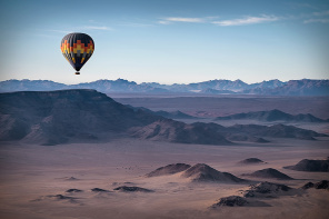 Воздушный шар над пустыней в Африке