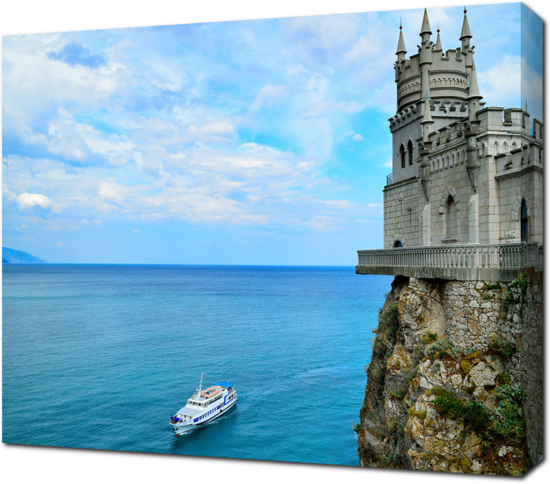 Крым Ласточкино гнездо, замок на фоне моря с кораблем