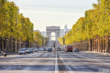 Елисейские поля на фоне Триумфальной арки. Париж. Франция