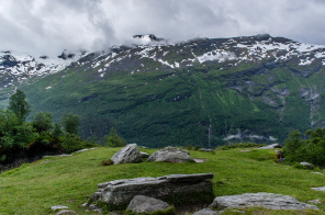 Камни на альпийском лугу