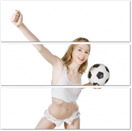 Девушка с футбольным мячом