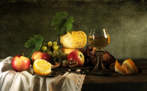 Классический натюрморт с фруктами, сыром, орехами и вином