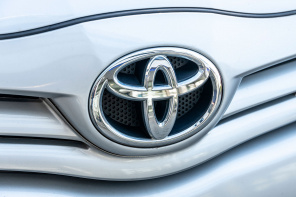 Логотип Toyota на белом автомобиле