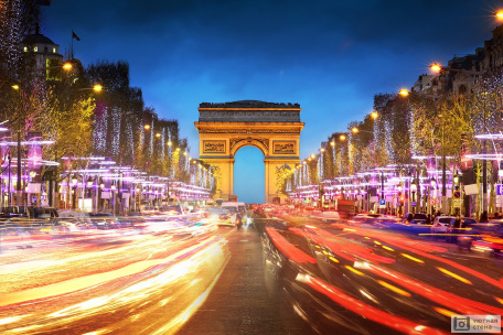 Елисейские поля и Триумфальная арка на закате. Париж. Франция