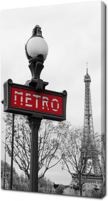 Входной знак Парижского метро на фоне Эйфелевой башни