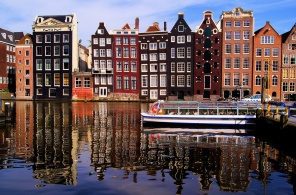 Разноцветные дома Амстердама. Нидерланды