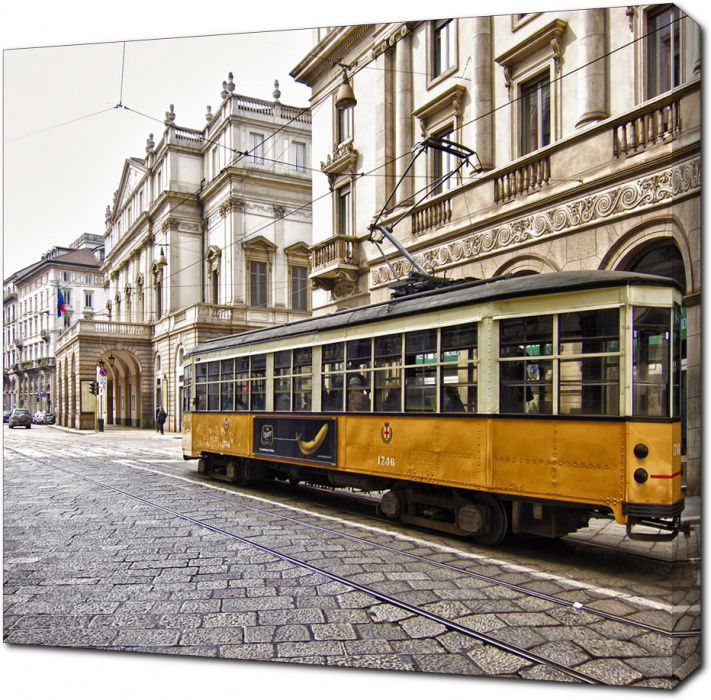 Трамвай на улице Милана. Италия