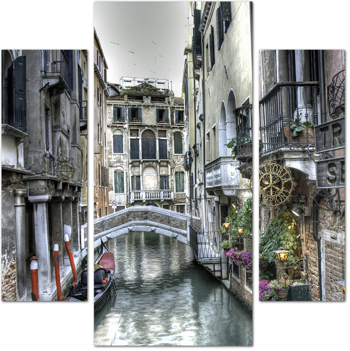 Небольшой мост и гондола на канале Венеции. Италия