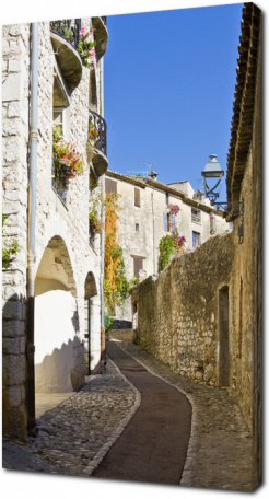 Улочка старого средневекового города на французской Ривьере
