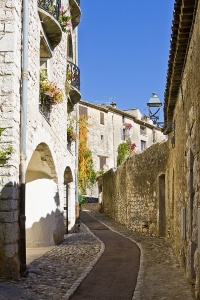 Улочка старого средневекового города на французской Ривьере