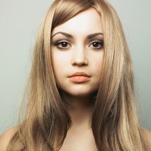 Портрет девушки с русыми волосами