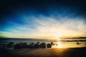 Круглые камни на берегу на закате