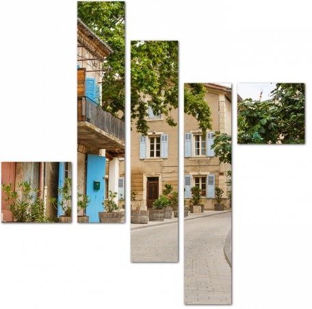 Провансальские улицы с типовыми домами на юге Франции