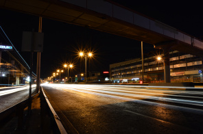 Свет от машин в ночном городе