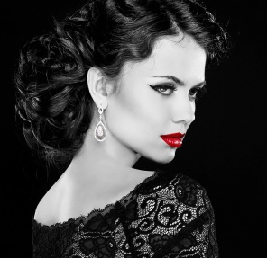 Черно-белый ретро портрет девушки с красными губами