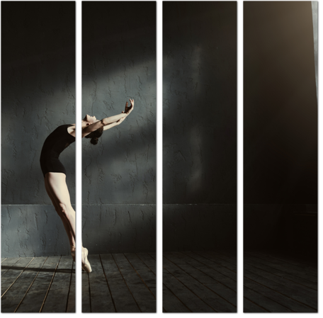 Девушка танцует в темной комнате