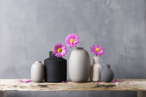 Декоративные цветы в глиняных вазах