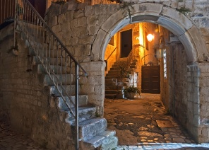 Ночью двор с фонарем и лестницей в Трогир. Хорватия