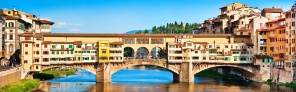 Панорамный вид на мост Понте Веккьо. Флоренция. Италия