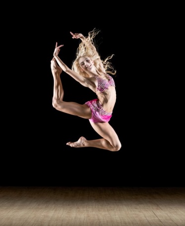 Девушка в спортивном танце