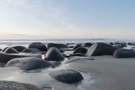 Крупные камни на пляже