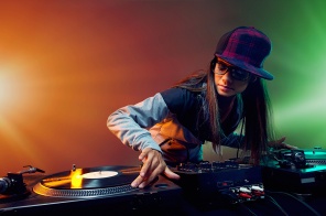 Хип-хоп ди-джей женщина играет в ночном клуб партию