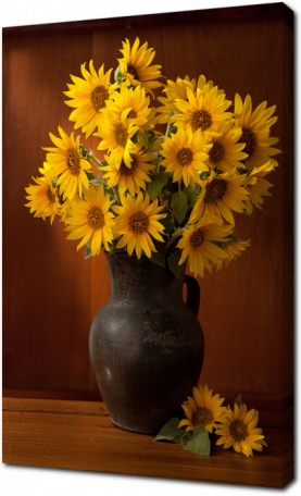Желтые цветы гелиопсиса в вазе