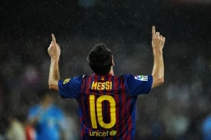 Лионель Месси (Lionel Messi) радуется дождю