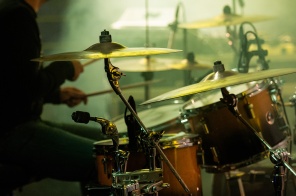 Изображение барабанов во время концерта