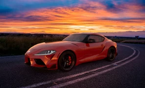 Toyota Supra во время динамичной езды на закате