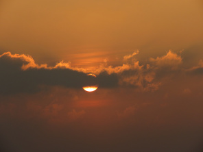 Восходящее солнце за облаками