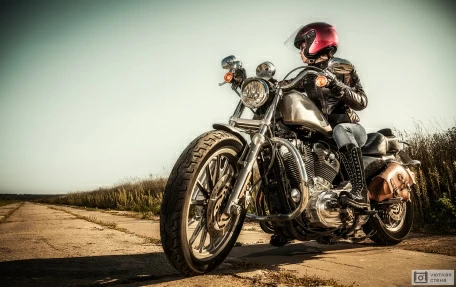 Девушка на мотоцикле