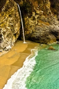 Водопад на берегу моря
