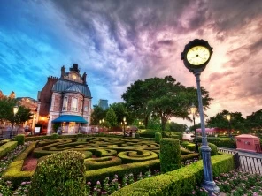 Улочки Disney World на закате. Париж. Франция