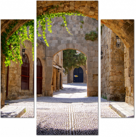 Средневековая арочная улица в Старом городе Родоса. Греция