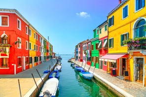 Яркие дома в Венеции. Италия