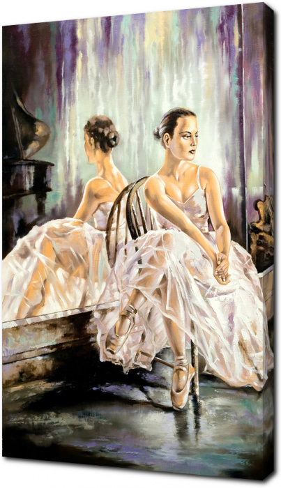 Балерина возле зеркала