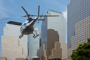 Вертолет на фоне зданий Манхэттена