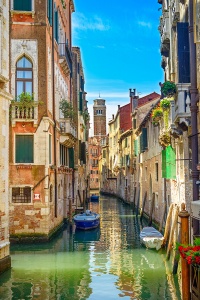 Узкий канал Венеции