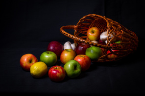 Натюрморт с рассыпанными  яблоками
